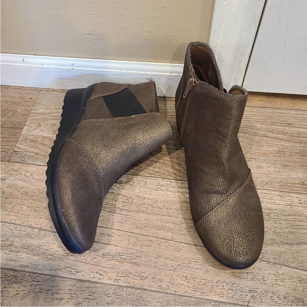 9.5 Clark's Cloudsteppers Shoes